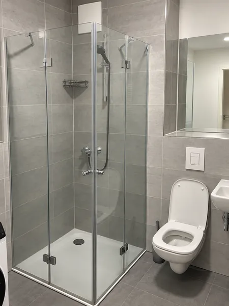 Helle moderne 2-Zimmer-Wohnung mit Einbauküche, Aufzug & Keller in Altglienicke — photo 1